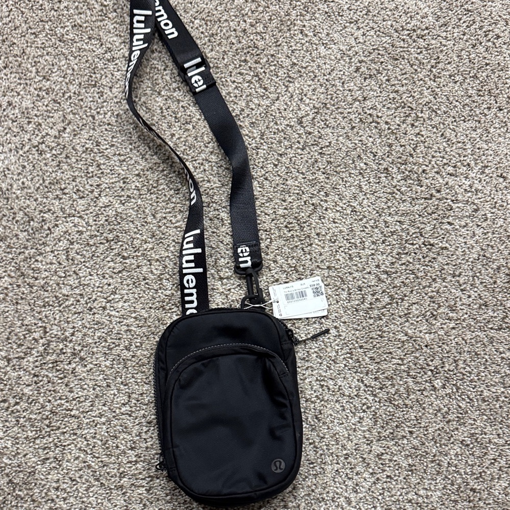 NWT Lululemon the rest is written crossbody bag - Picture 3 of 8